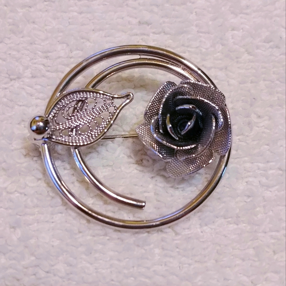 Sarah Coventry. Vintage Silver tone brooch. Leaf. Rose. Circle. Swirl.